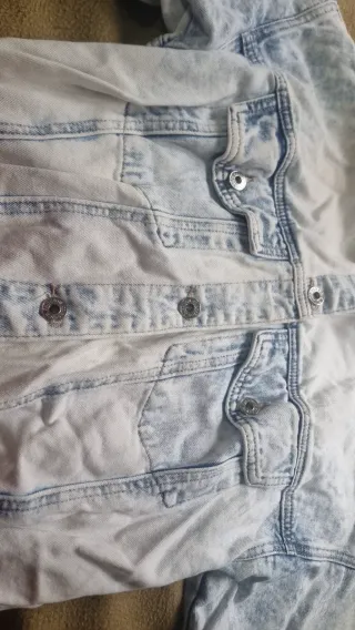 Chaqueta vaquera desgastada