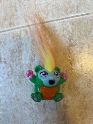 2 muñecos pequeños con pelo de colores