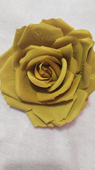 Flor y pendientes dorados mostaza