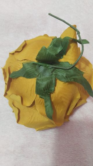 Flor y pendientes dorados mostaza