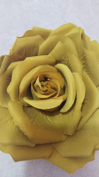 Flor y pendientes dorados mostaza