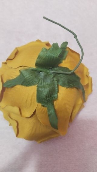 Flor y pendientes dorados mostaza