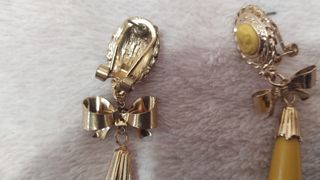 Flor y pendientes dorados mostaza