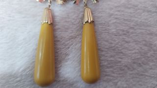 Flor y pendientes dorados mostaza