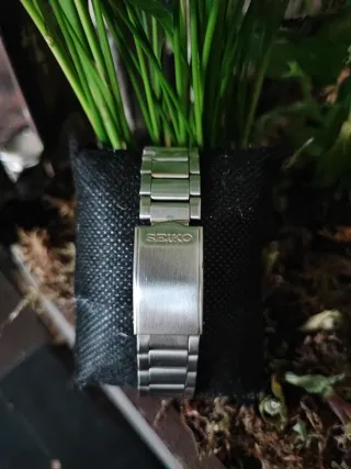 Reloj Seiko 5 Negro y Dorado Automático