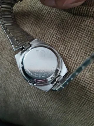 Reloj Seiko 5 Negro y Dorado Automático