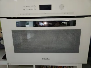 Horno Miele Blanco con vapor . Empotrable