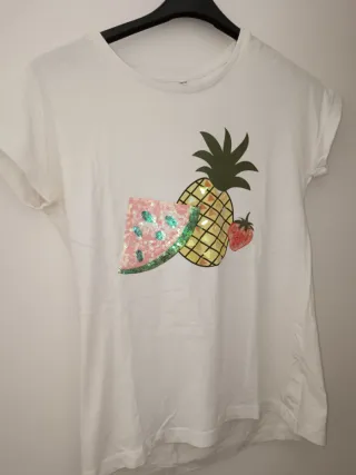 Camiseta blanca con frutas lentejuelas