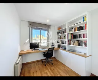 Scrivania e scaffale bianco/legno