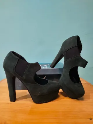 Zapatos de tacón verde ante