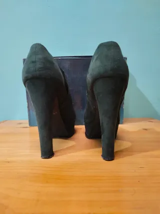 Zapatos de tacón verde ante