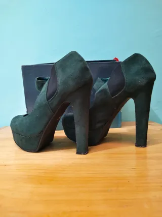 Zapatos de tacón verde ante
