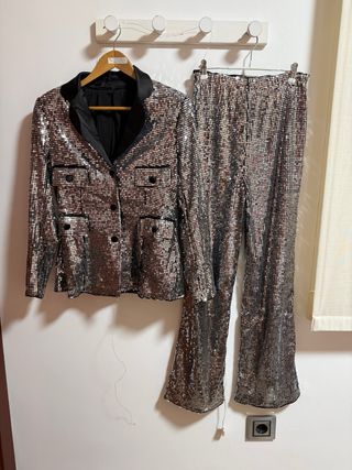 Traje de lentejuelas plateado