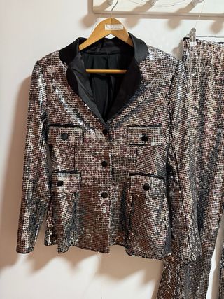 Traje de lentejuelas plateado