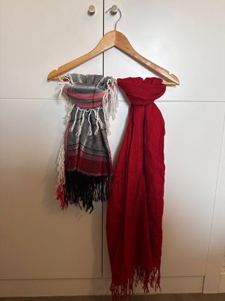 Bufanda gris y roja con flecos- 2 bufandas