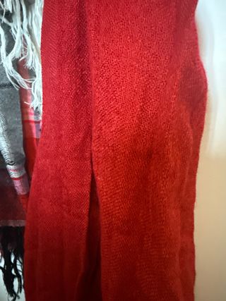 Bufanda gris y roja con flecos- 2 bufandas