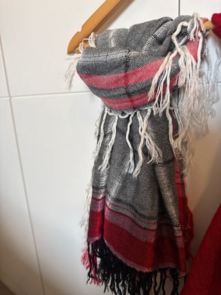 Bufanda gris y roja con flecos- 2 bufandas