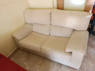 Dos sofás de tela usados
