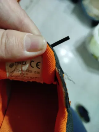 Zapatos de seguridad negros y naranjas