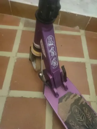 Patinete morado para niña.