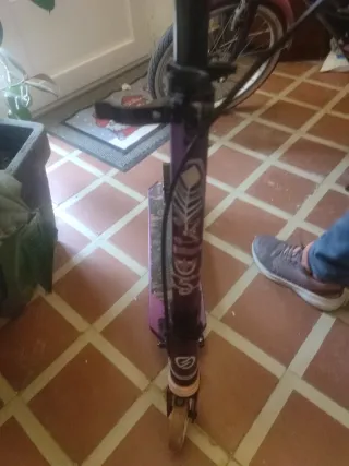 Patinete morado para niña.