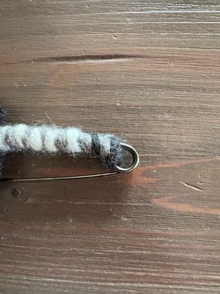 Spilla fiore nero con bottoni e piume