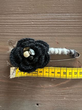 Spilla fiore nero con bottoni e piume