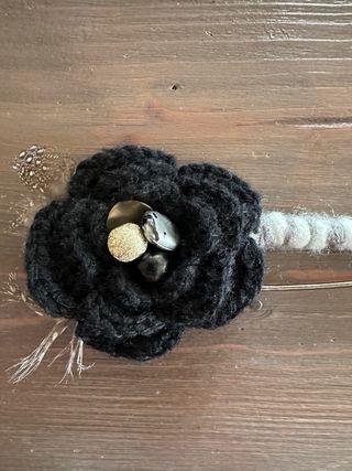 Spilla fiore nero con bottoni e piume