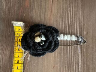 Spilla fiore nero con bottoni e piume