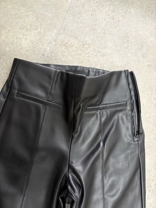 Pantalón efecto piel Zara negro