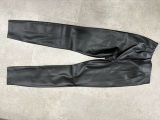 Pantalón efecto piel Zara negro