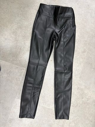 Pantalón efecto piel Zara negro
