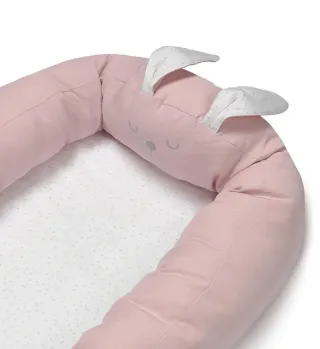 Nido para bebé rosa con diseño de conejo