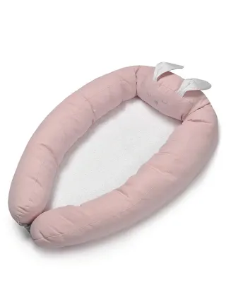 Nido para bebé rosa con diseño de conejo