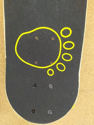 Monopatín con ruedas de colores