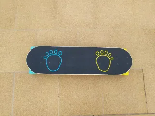 Monopatín con ruedas de colores