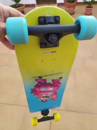 Monopatín con ruedas de colores