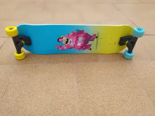 Monopatín con ruedas de colores