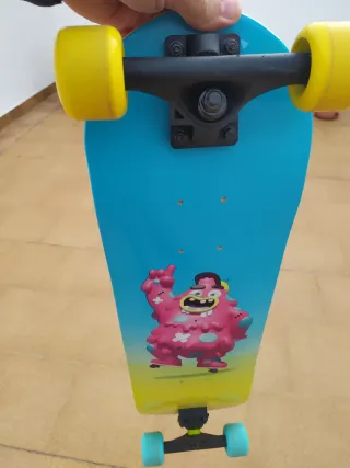 Monopatín con ruedas de colores