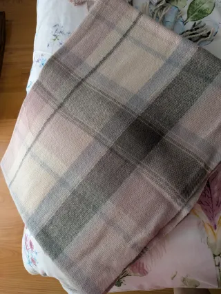 Bufanda de cuadros rosa y gris