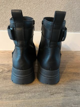 Botines UGG Negro Talla 41 (Tallan 43)