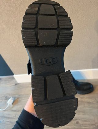 Botines UGG Negro Talla 41 (Tallan 43)