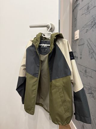 Abrigo Zara Beige y Verde Talla 6-7 años