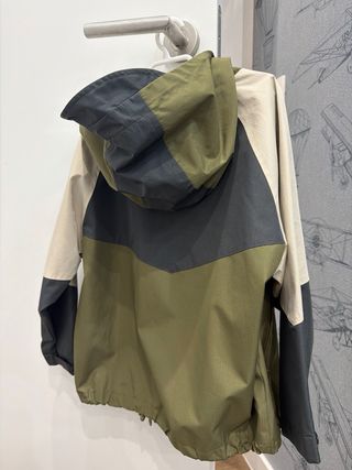 Abrigo Zara Beige y Verde Talla 6-7 años