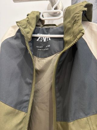 Abrigo Zara Beige y Verde Talla 6-7 años