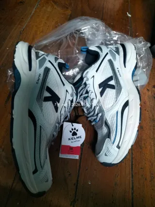 Zapatillas Kelme plateadas y blancas talla 38