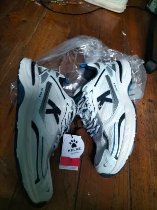 Zapatillas Kelme plateadas y blancas talla 38