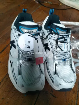 Zapatillas Kelme plateadas y blancas talla 38