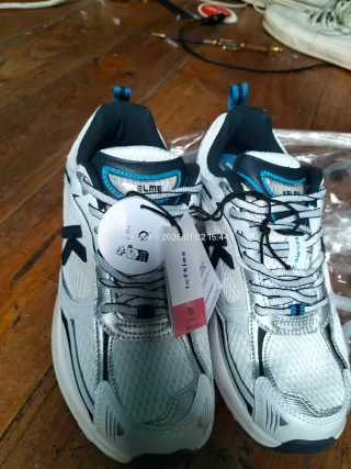 Zapatillas Kelme plateadas y blancas talla 38