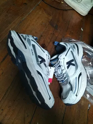 Zapatillas Kelme plateadas y blancas talla 38